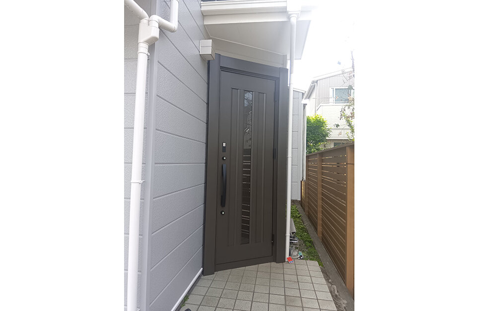 カードキーでスムーズ開閉、玄関リシェントで快適リフォーム