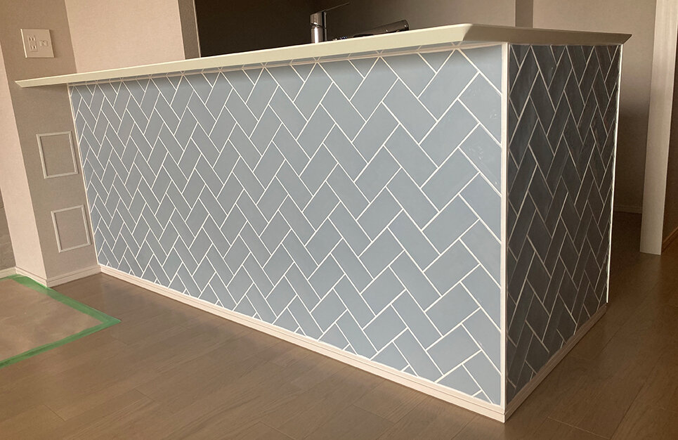 シンプルな壁にアクセントを