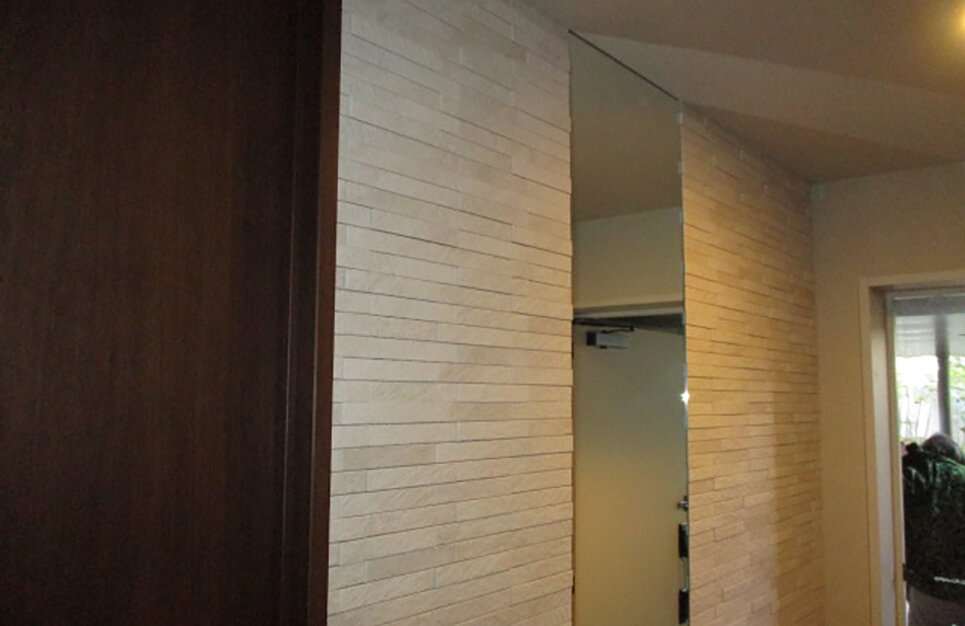 玄関、リビングのエコカラット貼り工事