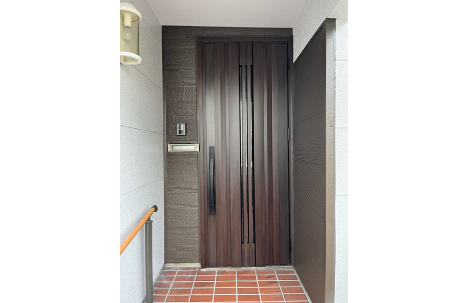 地震で傾いた玄関ドアと掃出サッシの交換